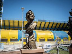 central inauguro un busto de russo y esparcio sus cenizas en el gigante de arroyito central inauguro un busto de russo y esparcio sus cenizas en el gigante de arroyito