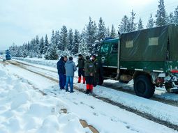 Gendarmería asistiendo a damnificados por la ola de frío polar