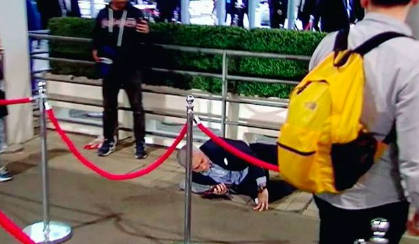 ¡Penal, juez! Brutal caída de José Mourinho en el estadio de Wembley
