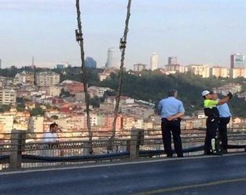 Mientras un policía se sacaba una selfie