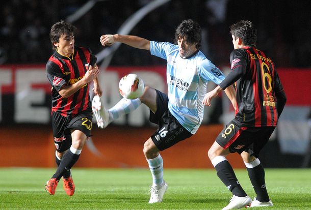 Colón superó a Racing en el debut de la Copa Sudamericana