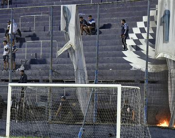 Terror en la Primera Nacional: barras armados y encapuchados suspendieron Independiente Rivadavia-Atlanta