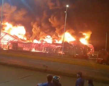 Voraz incendio destruyó un depósito de AFIP