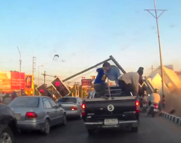 VIDEO: Se salvó por centímetros de ser atropellada por un camión