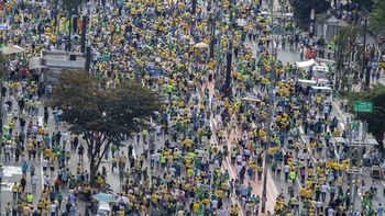 multitudinarias marchas en brasil a favor y en contra del gobierno de rousseff multitudinarias marchas en brasil a favor y en contra del gobierno de rousseff