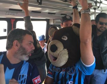 Sólo en Argentina: mirá la travesía de El Oso de Telmo para ver a su equipo