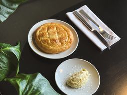 Situado en la zona portuaria, este bodegón porteño es perfecto para asistir en cualquier momento del día.&nbsp;