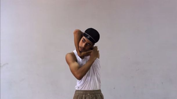 Mirá el increíble video del adolescente es el más flexible del mundo