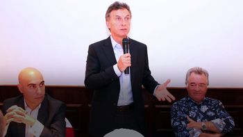 De izquierda a derecha: Ezequiel Sabor (viceministro de Trabajo desplazado), Macri y Luis Barrionuevo De izquierda a derecha: Ezequiel Sabor (viceministro de Trabajo desplazado), Macri y Luis Barrionuevo