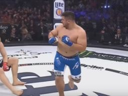 un peleador apenas duro unos segundos antes de ser noqueado brutalmente un peleador apenas duro unos segundos antes de ser noqueado brutalmente