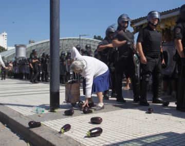 Encontraron a la abuela retratada durante la represión en el verdurazo