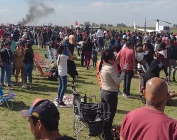 Imágenes sensibles: un avión se estrelló en un festival en Santa Fe y hay dos muertos