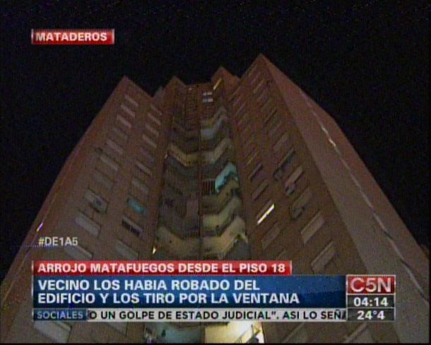 Locura en Mataderos: tiró matafuegos desde un piso 18