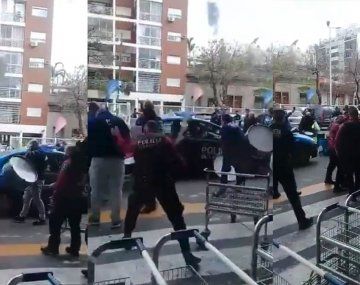 Violentos incidentes entre la policía y manifestantes frente a un supermercado mayorista en Abasto