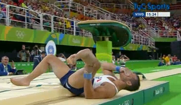 La peor lesión de Río: un gimnasta se fracturó una pierna tras un salto