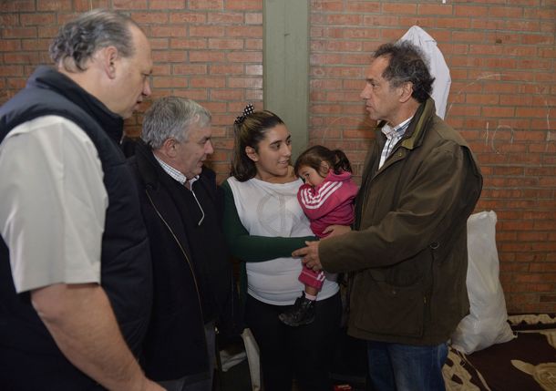 Scioli recorrió Salto: Mientras haya un evacuado vamos a seguir trabajando