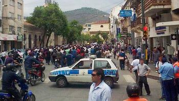 ofrecen una suba del 50% a los policias saltenos ofrecen una suba del 50% a los policias saltenos