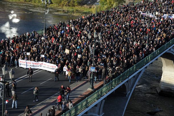 Miles de personas se manifestaron en silencio por la paz en Francia