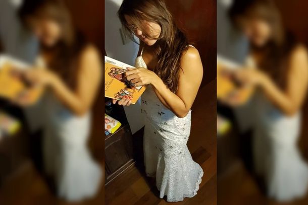 Se divorció y ahora cambia su vestido de bodas por un asado para sus amigos