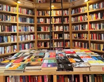 Un jugador de Boca se mostró en una librería y revolucionó las redes