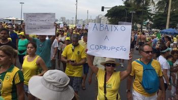 una multitud protesto contra rousseff una multitud protesto contra rousseff