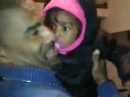 la divertida reaccion de una nena al conocer al hermano gemelo de su padre la divertida reaccion de una nena al conocer al hermano gemelo de su padre