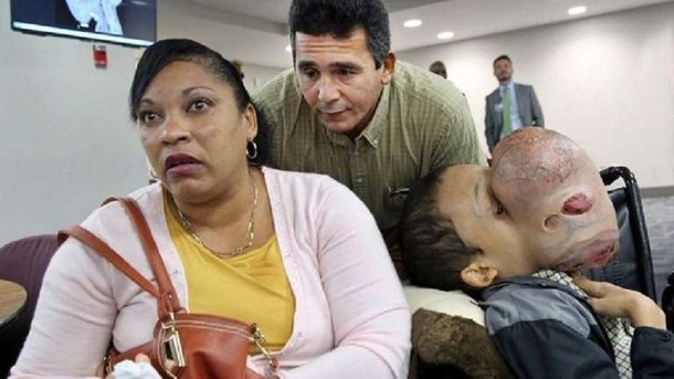 Emanuel con sus padres Noel Zayas y Melvis Vizaino