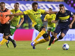 Jonás Gutiérrez intenta cortar a Ricardo Centurión Jonás Gutiérrez intenta cortar a Ricardo Centurión