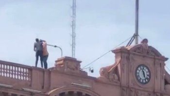inusuales movimientos en la terraza de la casa rosada este viernes: ¿que paso? inusuales movimientos en la terraza de la casa rosada este viernes: ¿que paso?