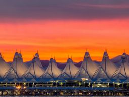 El aeropuerto de Denver parece un campamento pero es una obra de ingeniería El aeropuerto de Denver parece un campamento pero es una obra de ingeniería