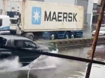 Locura en Avellaneda: discutió con un vecino en plena inundación y lo atropelló con su camioneta