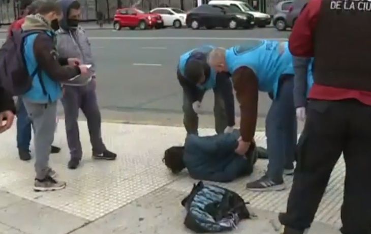 Ciudad: detienen a un hombre por golpear las puertas de acceso a Diputados en el Congreso