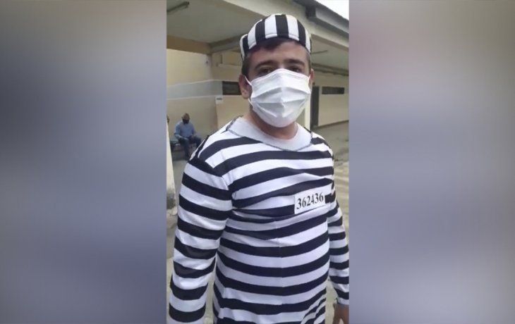 No somos libres de votar, dijo un hombre disfrazado de preso cuando iba a sufragar