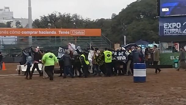 Activistas veganos irrumpieron en La Rural reclamando liberación animal