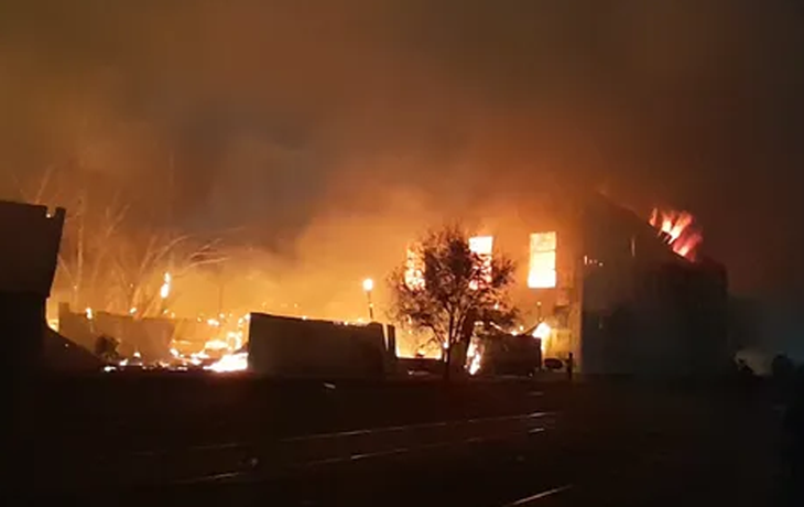Un feroz fuego se desató esta madrugada en el deposito del supermercado.