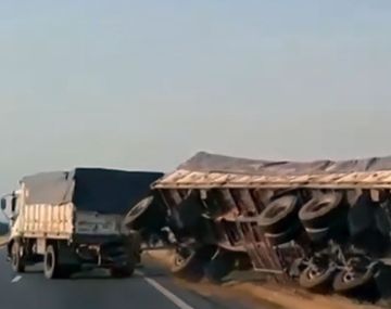 Casi una tragedia: así volcó un camionero alcoholizado antes de ser detenido en Ruta 9