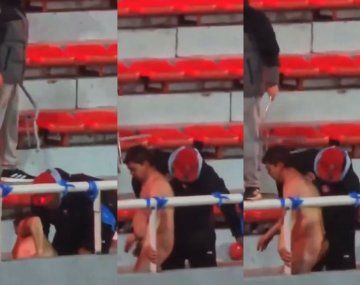 Escalofriante: un barra humilló a un hincha de la U. desnudo en plena tribuna