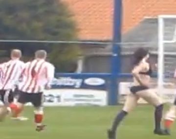 Insólito: una mujer semidesnuda aparece en medio de un partido