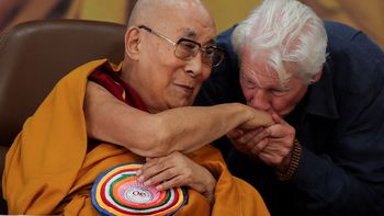 El actor Richard Gere besa la mano del líder espiritual tibetano, el 14.º Dalái Lama, durante la celebración de su 90.º cumpleaños en el Tsuglagkhang, también conocido como el complejo del Templo del Dalái Lama, en la ciudad norteña de Dharamshala, India, el 6 de julio de 2025. El actor Richard Gere besa la mano del líder espiritual tibetano, el 14.º Dalái Lama, durante la celebración de su 90.º cumpleaños en el Tsuglagkhang, también conocido como el complejo del Templo del Dalái Lama, en la ciudad norteña de Dharamshala, India, el 6 de julio de 2025.