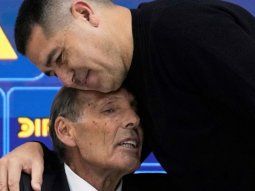 Riquelme y el abrazo del oso.
