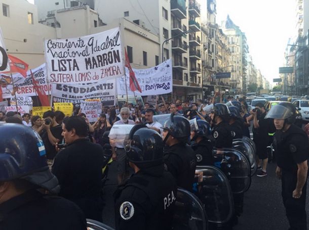 #SinProtocolo Estatales liberan un carril en Corrientes y Callao tras una orden judicial