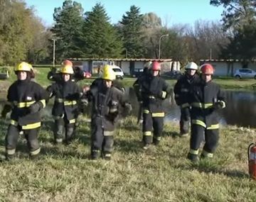 Divertida coreografía de bomberos voluntarios de Bragado