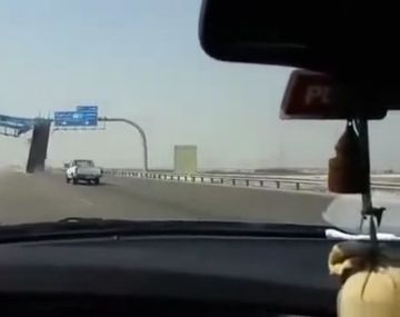 Chofer distraído arrastró enorme señal de tránsito