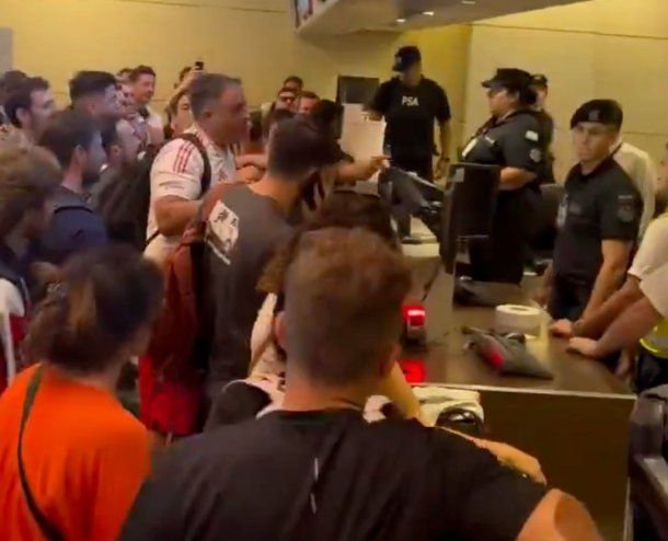 Escándalo e incidentes en Mendoza: hinchas de River, varados por suspensiones de Jetsmart