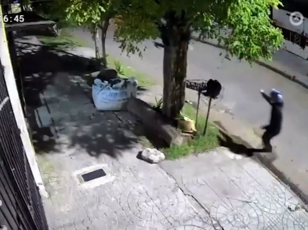 La secuencia quedó registrada por una cámara de seguridad de la cuadra