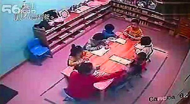 Una maestra fue filmada mientras le pegaba a sus alumnos