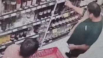 dos argentinos fueron detenidos en copacabana por robar varias botellas de whisky dos argentinos fueron detenidos en copacabana por robar varias botellas de whisky