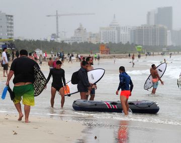 Surfistas aprovechan las olas en Miami