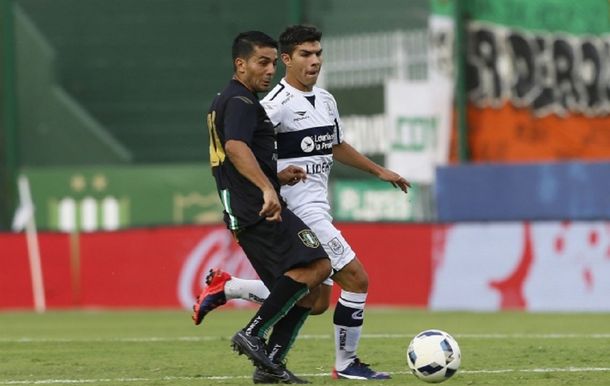 Perdomo marca a Walter Erviti en un duelo contra Banfield