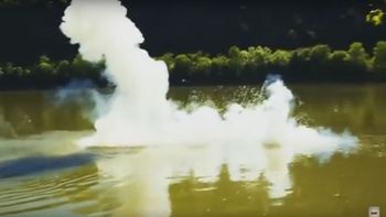 video: mira la espectacular reaccion al tirar sodio solido al agua video: mira la espectacular reaccion al tirar sodio solido al agua